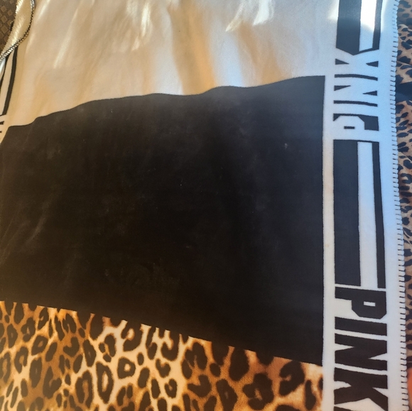 RARE Victorias Secret PINK cheetah sherpa blanket - Picture 4 of 13